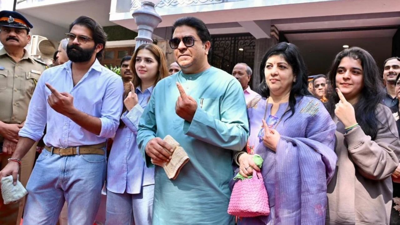 राज ठाकरेंनी आज सहकुटुंब मतदानाचा हक्क बजावला. त्यांनी मतदान केंद्रावर उपस्थित राहून लोकशाही प्रक्रियेत सक्रिय सहभाग दर्शविला. यावेळी त्यांनी नागरिकांना देखील मतदान करून आपला हक्क बजावण्याचे आवाहन केले. राजकीय क्षेत्रात या सहभागामुळे उत्साहाचे वातावरण तयार झाले आहे.