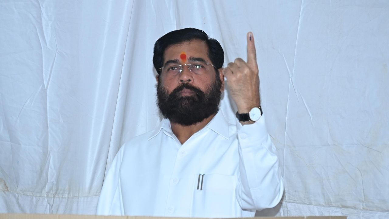 उपमुख्यमंत्री एकनाथ शिंदे यांनी त्यांच्या कुटुंबासमवेत मतदान केलं. यावेळी त्यांचे वडील संभाजी शिंदे आणि मुलगा खासदार श्रीकांत शिंदेही उपस्थित होते. ठाणे हा एकनाथ शिंदे यांचा बालेकिल्ला आहे.