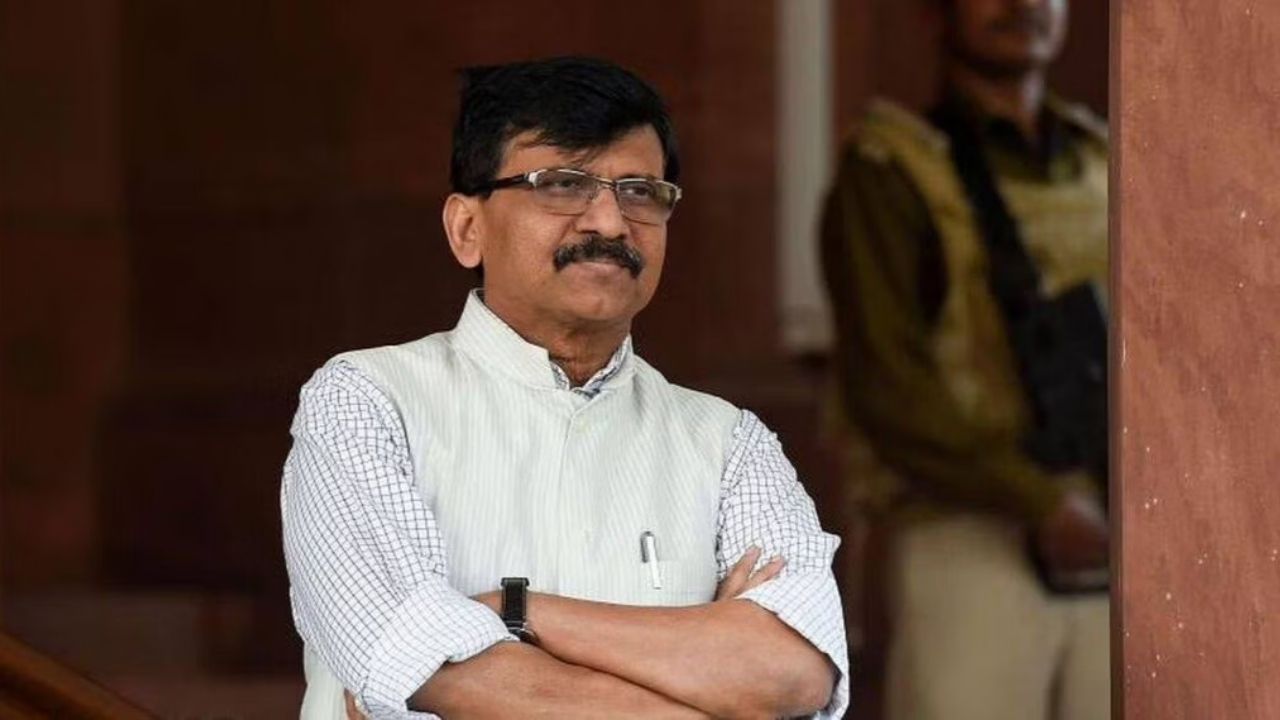 शिवसेना (यूबीटी) नेते संजय राऊत (Sanjay Raut), खासदार अरविंद सावंत (Arvind Sawant) यांनीही आज केंद्रावर जाऊन मतदान केले.