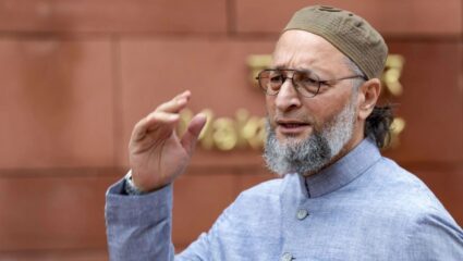 Asaduddin Owaisi Solapur : हिजाब घालणारी महिला एक दिवस देशाची पंतप्रधान…; असदुद्दीन ओवैसींनी व्यक्त केला विश्वास