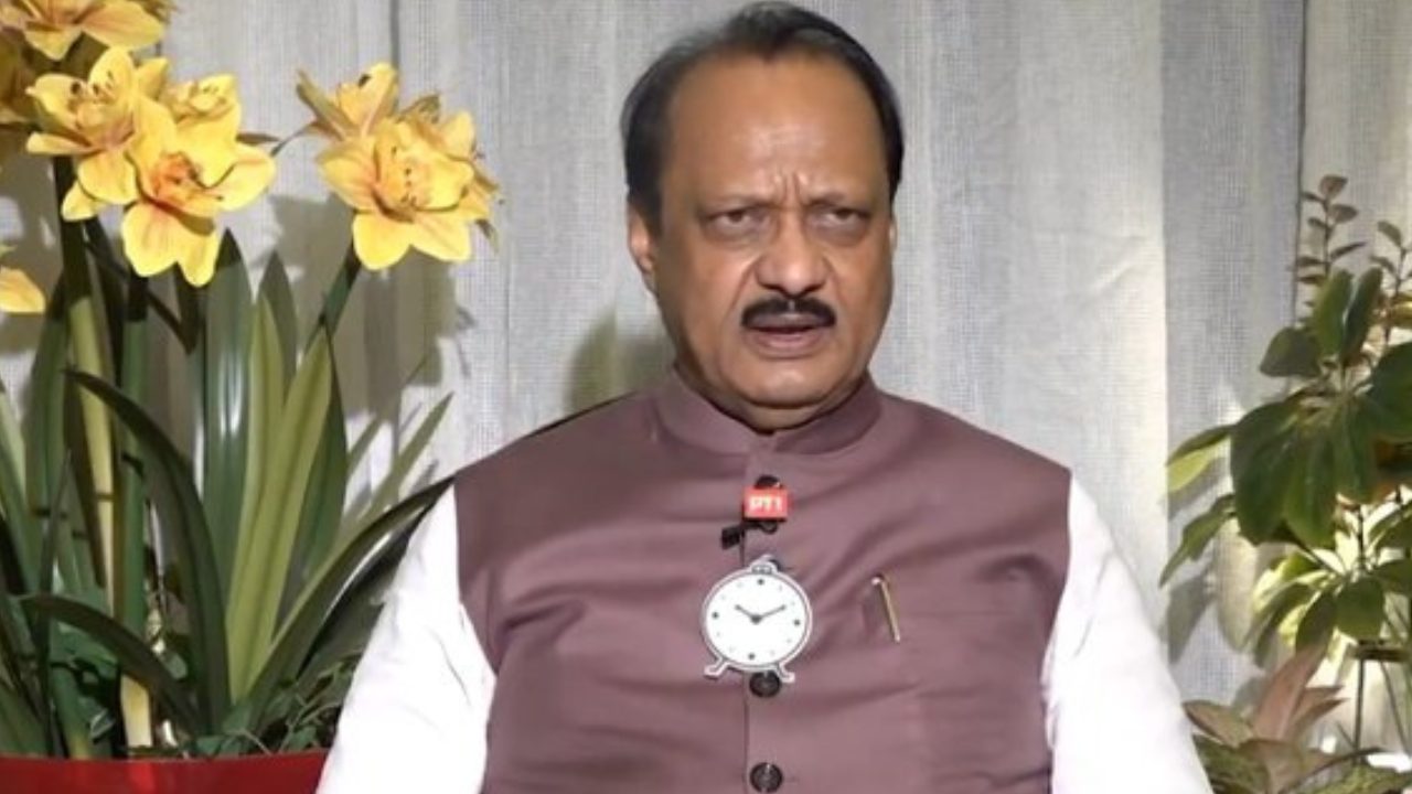 Ajit Pawar Passes: महाराष्ट्राचे लाडके ‘दादा’, उपमुख्यमंत्री अजित पवार यांचे बारामतीत विमान अपघातात निधन, PTI ची माहिती