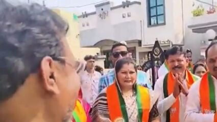 Akola : वडील चौकीदार आई करते धुणीभांडी वीज बिल वाटणाऱ्या मंगेश झिनेला मिळाली उमेदवारी