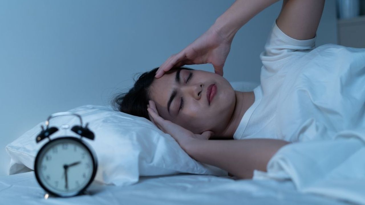 Astro Tips: रात्री अचानक जाग येणे शुभ की अशुभ? जाणून घ्या अर्थ