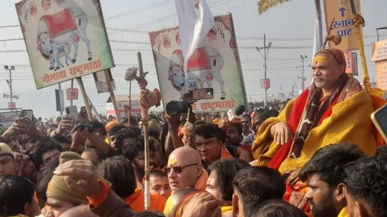 अविमुक्तेश्वरानंद सरस्वती यांच्या रथाला धक्काबुक्की, स्नान करण्यास प्रशासनाचा नकार! UP मध्ये पेटला वाद