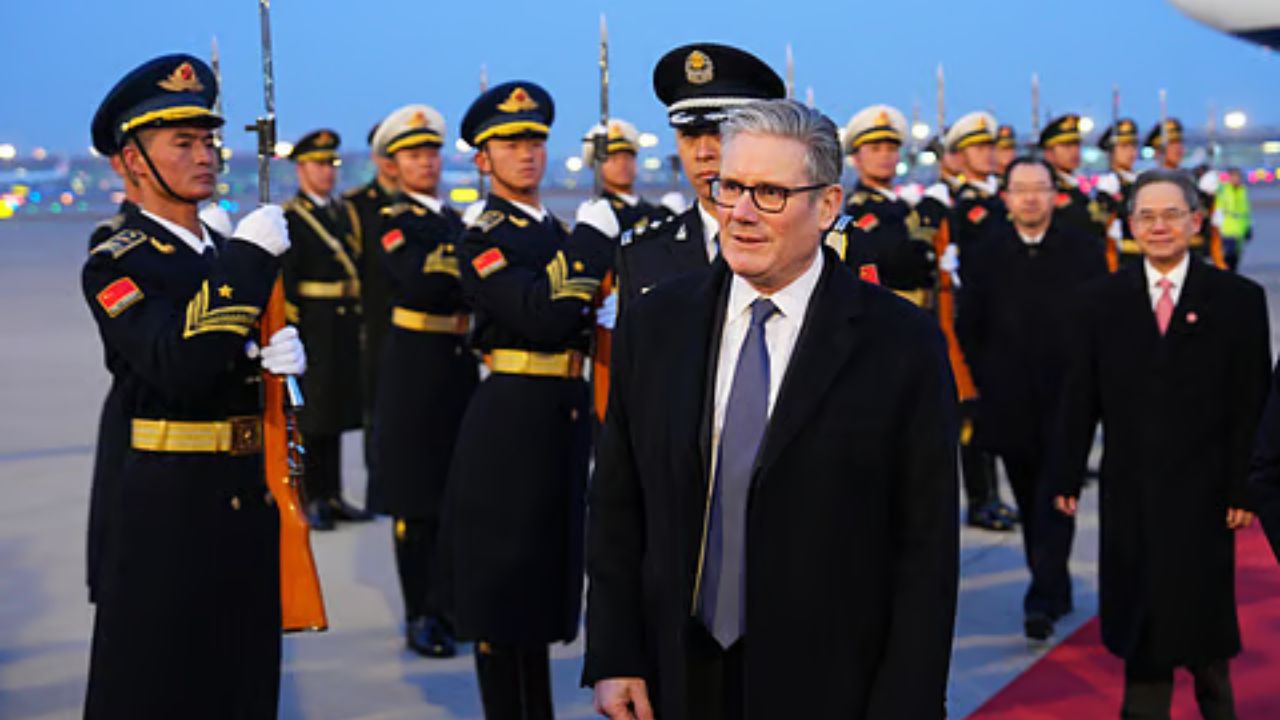 जागतिक राजकारणात मोठी उलथापालथ! अमेरिकाला सोडून ब्रिटीश PM चीनमध्ये दाखल, काय आहे नेमकं कारण?