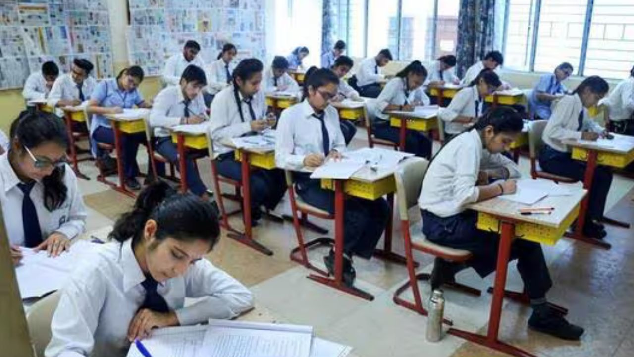CBSE चा मोठा निर्णय ; अभ्यासाच्या दबावावर उपाय तोडगा ; शाळांमध्ये करिअर कौन्सिलर अनिवार्य