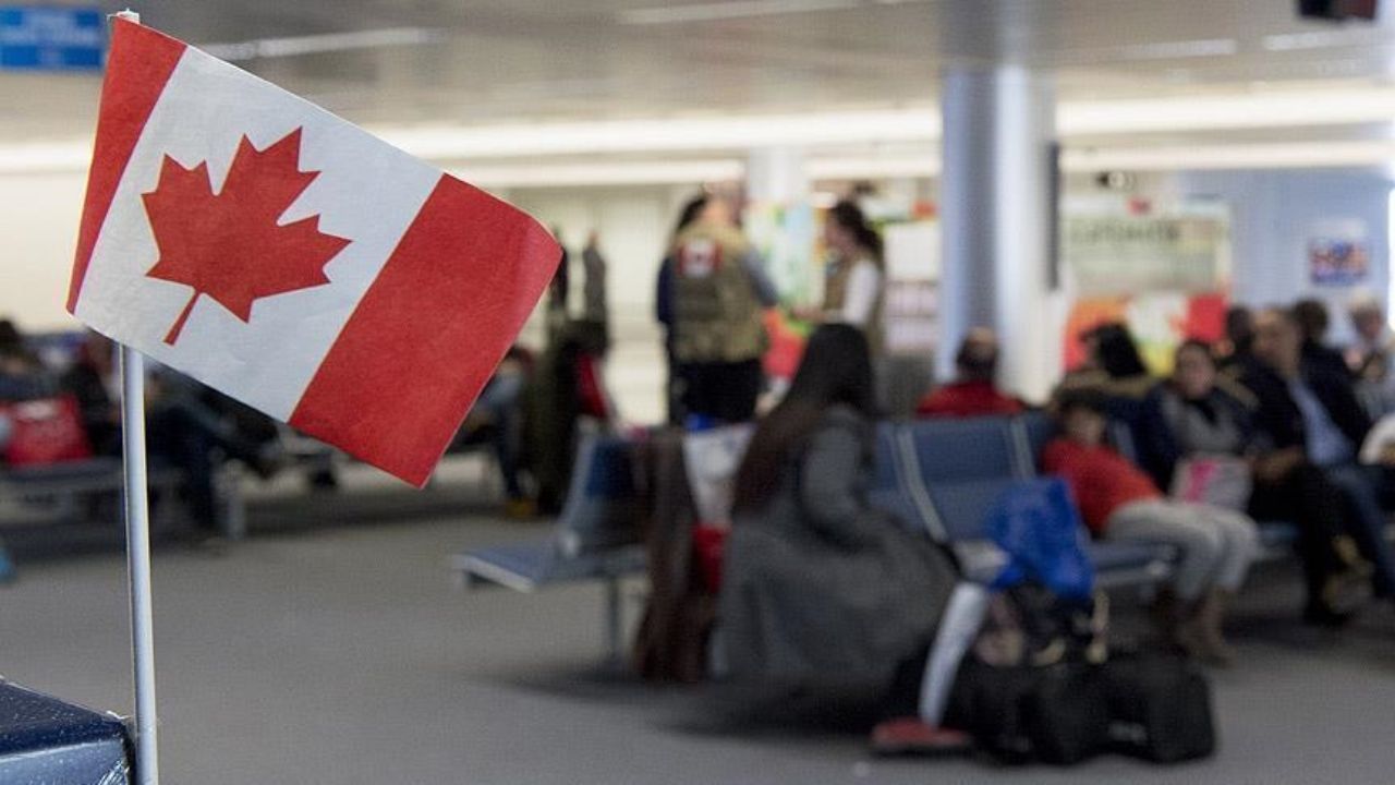 Canada Immigration : ‘आता परत कसं जाणार?’ 10 लाख भारतीयांसमोर अस्तित्वाचं संकट; कॅनडाच्या नियमांनी मोडलं कंबरडं
