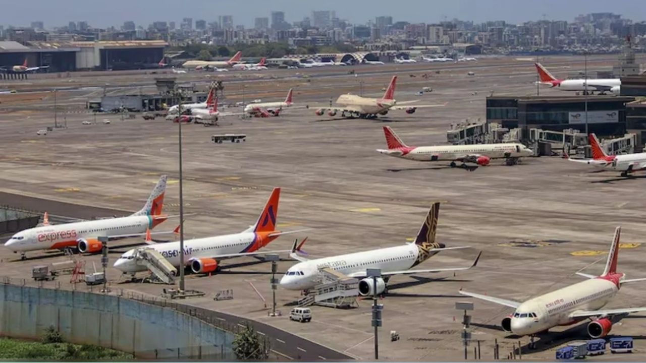 Delhi Bagdogra Flight Bomb : दिल्ली-बागडोगरा विमानात बॉम्ब..! वॉशरुममध्ये सापडली चिठ्ठी अन् करावे लागले Emergency Landing