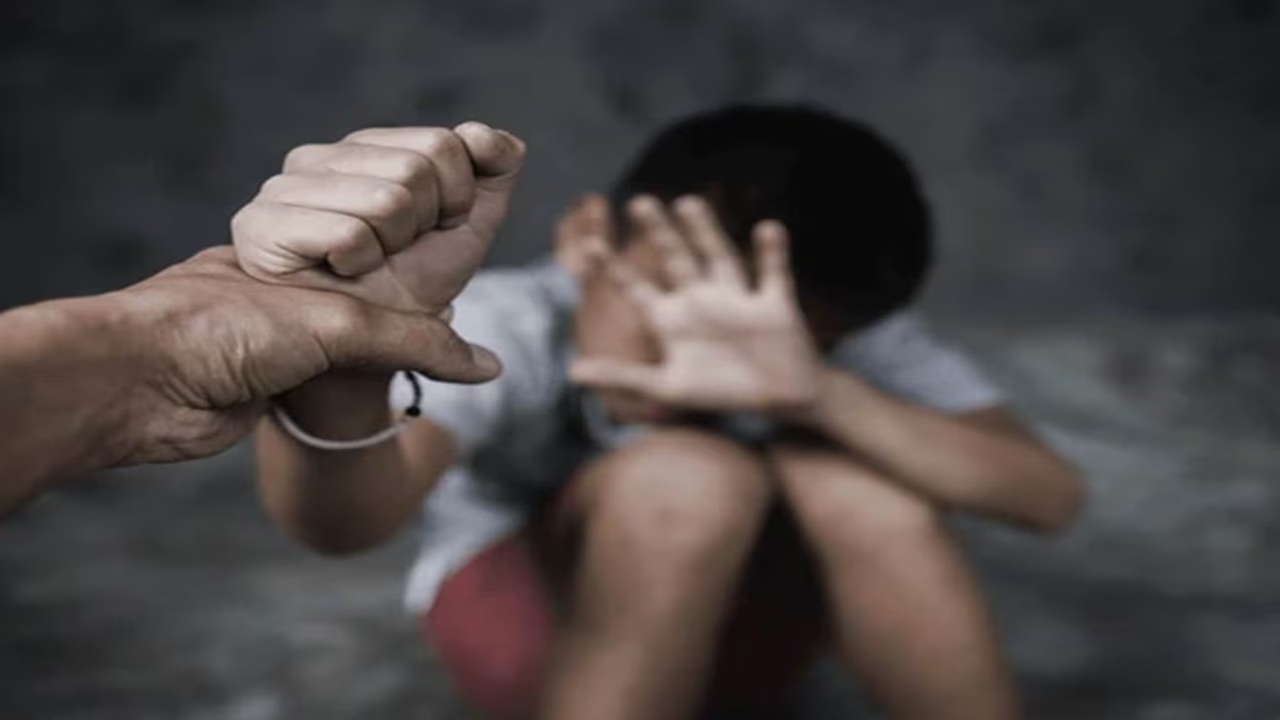 बाप की हैवान! डोळे काढण्याचा प्रयत्न अन् शरीरावर अनेक जखमा, 12 वर्षीय मुलाची निर्घृण हत्या, हत्येचा व्हिडीओ पाठवला आईला