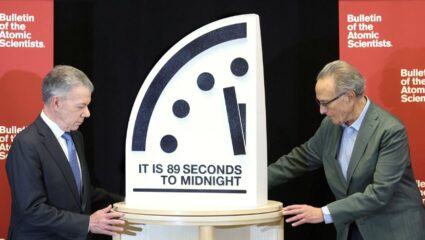 Doomsday Clock 2026: फक्त 85 सेकंद उरले! डूम्सडे क्लॉकचा धोक्याचा इशारा; मानवजात विनाशाच्या उंबरठ्यावर