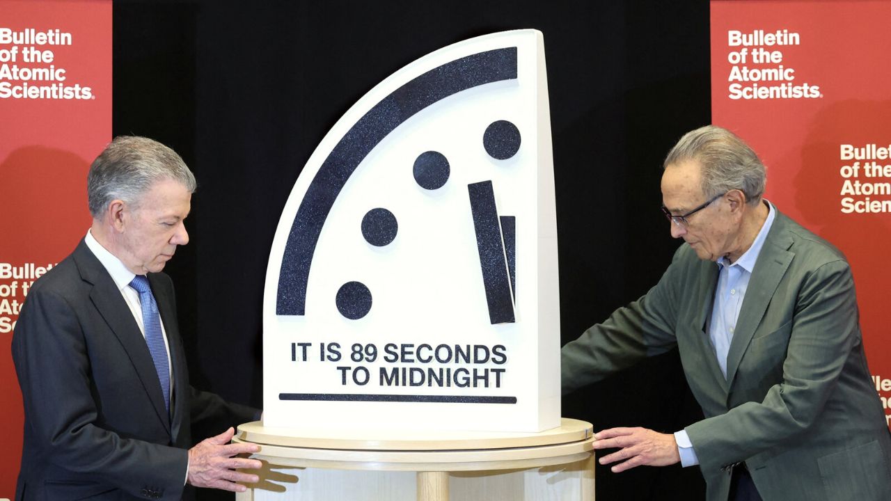 Doomsday Clock 2026: फक्त 85 सेकंद उरले! डूम्सडे क्लॉकचा धोक्याचा इशारा; मानवजात विनाशाच्या उंबरठ्यावर