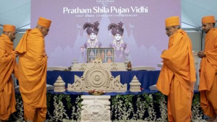 India France Relations : पॅरीसमध्ये उभारले जाणार पहिले हिंदू मंदिर; कोरलेल्या दगडांचे शिलापूजन पडले पार