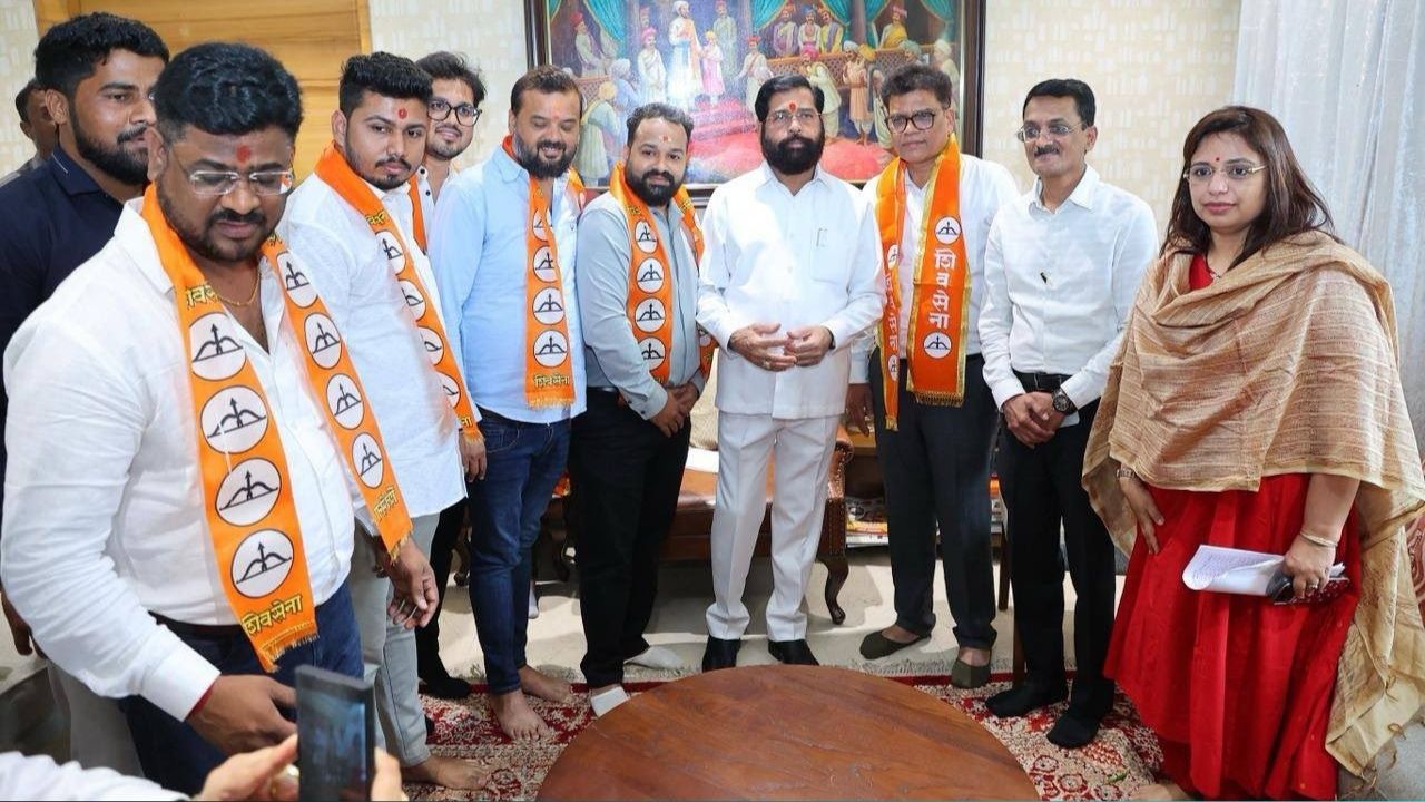 उद्धव ठाकरेंसोबतची युती राज ठाकरेंना महागात? आणखी एका जवळच्या नेत्याने सोडली साथ