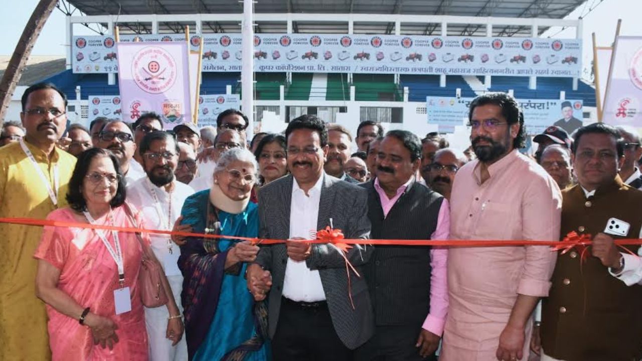 SATARA : ध्वजारोहणाने साहित्य संमेलनाची दिमाखात सुरुवात! पोलिस बँड पथकाच्या निनादात साहित्यनगरी दुमदुमली 