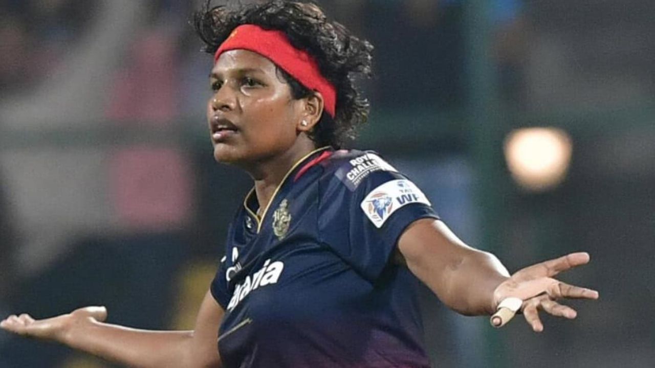 WPL 2026: पहिल्या सामन्यापूर्वी RCB ला मोठा झटका! ‘ही’ स्टार अष्टपैलू खेळाडू सुरुवातीच्या सामन्याला मुकणार… 