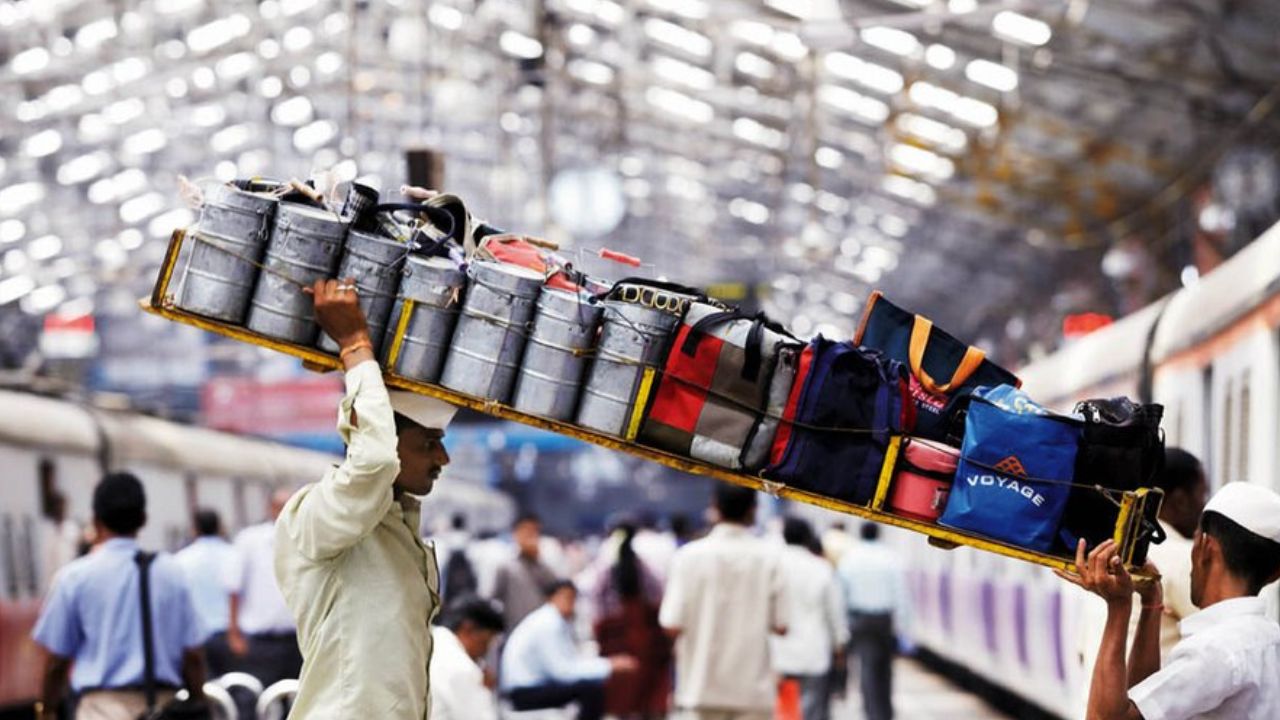  मुंबईतील डबेवाल्यांमुळे टाटा मुंबई मॅरेथॉनच्या उत्साहात भर; धावपटूंना करणार अल्पोपहाराचे वाटप 