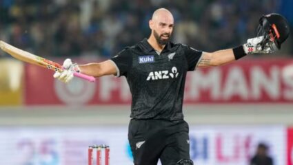 IND vs NZ, 3rd ODI :इंदोरमध्ये डॅरिल मिचेल ‘शो’ जारी! भारताविरुद्ध लागोपाठ दुसरे शतक; भारतीय गोलंदाज निष्प्रभ 