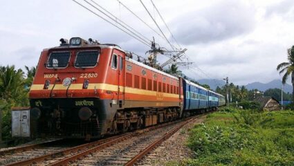 प्रवाशांना काहीच नाही का अधिकार? भाडेवाढीची आणि ठरवण्याची कारणे उघड करण्यास रेल्वे विभागाचा नकार