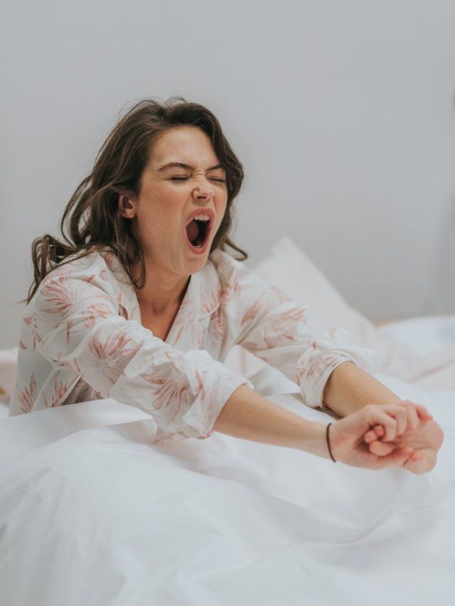 झोप पूर्ण न झाल्यास काय होते?