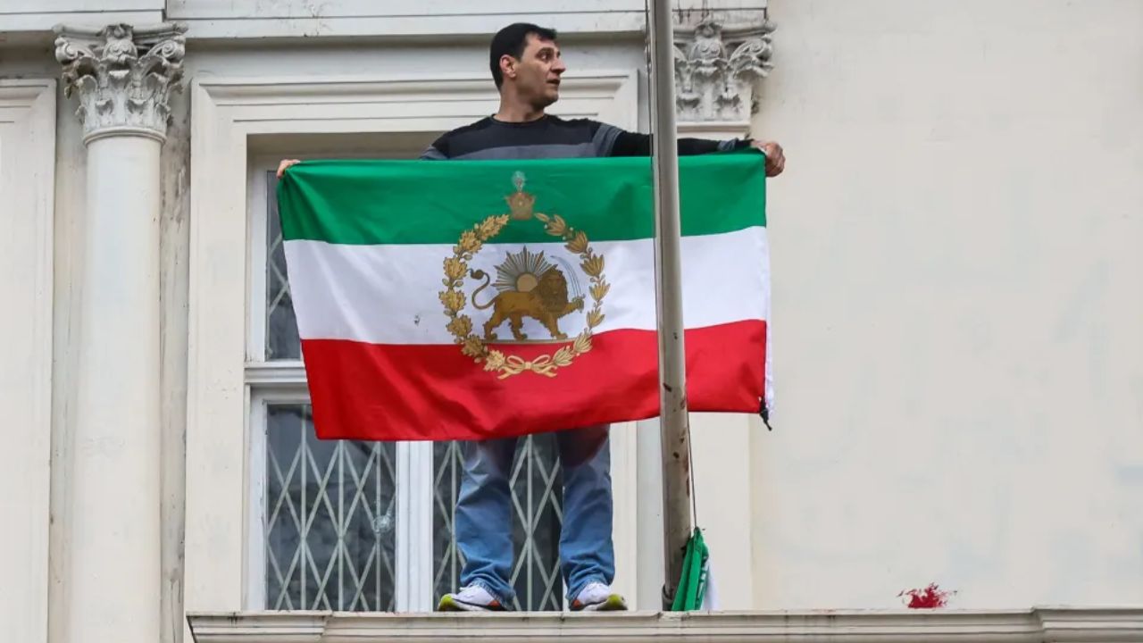 Iran Protest : इराणमध्ये राजेशाहीचे संकेत? सिंह आणि सुर्यच्या चिन्हांकित जुना ध्वज पुन्हा फडकला