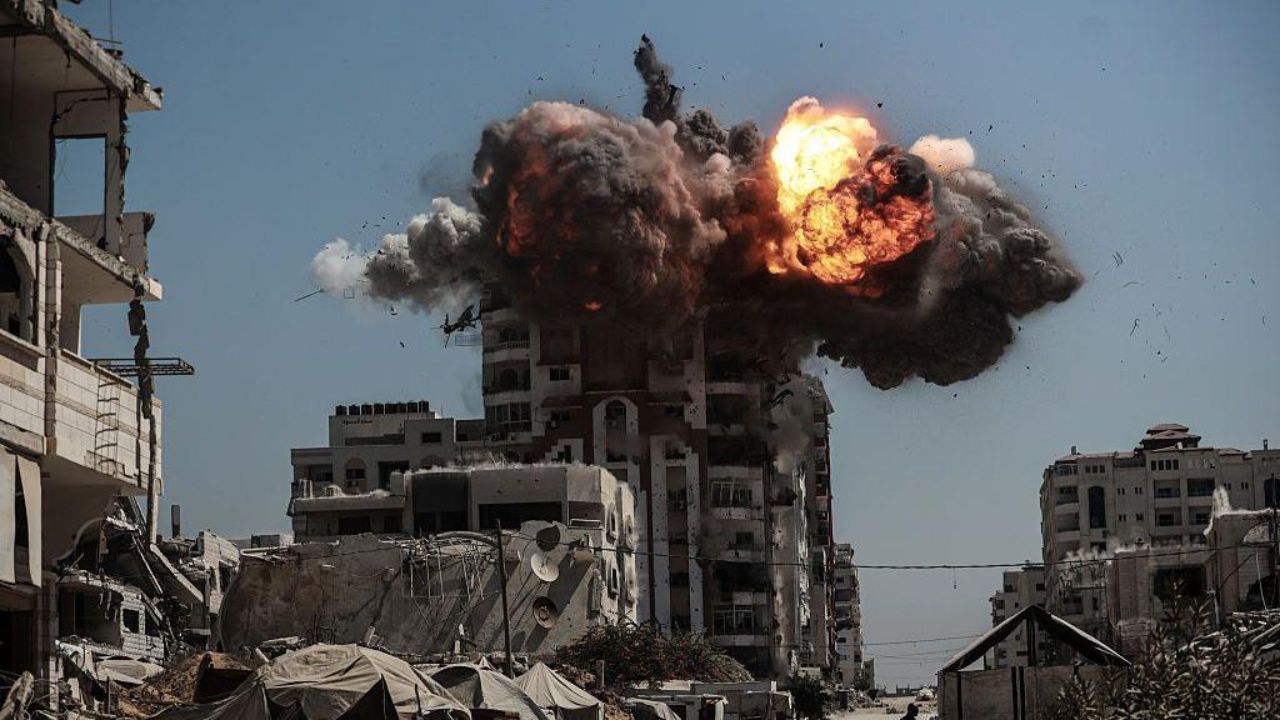 गाझा पुन्हा रक्ताळला! ट्रम्प यांच्या पीस प्लॅन पूर्वीच इस्रायलचा भयंकर हल्ला, १० हून अधिकांचा बळी