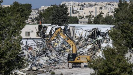 Global Security: इस्रायलचा संयुक्त राष्ट्रांवर ‘सर्जिकल स्ट्राईक’! जेरुसलेममधील UNRWA मुख्यालय बुलडोझरने पाडले; जग हादरले