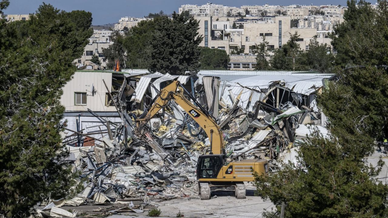 Global Security: इस्रायलचा संयुक्त राष्ट्रांवर ‘सर्जिकल स्ट्राईक’! जेरुसलेममधील UNRWA मुख्यालय बुलडोझरने पाडले; जग हादरले