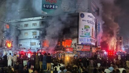 पाकिस्तान हादरलं! कराचीच्या प्रसिद्ध मॉलला भीषण आग; 3 जणांचा होरपळून मृत्यू, थरारक VIDEO