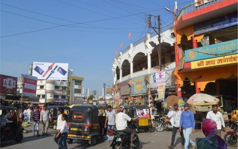 Latur Ganjgolai Traffic: रिक्षा–हातगाड्यांनी गंजगोलाईचा श्वास रोखला! वाहतूक कोंडीने नागरिक हैराण