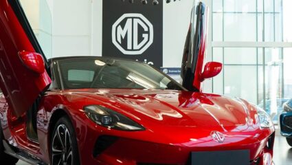 नवीन कलर ऑप्शन्ससह MG Cyberster सादर! मिळणार 507 किलोमीटरची रेंज