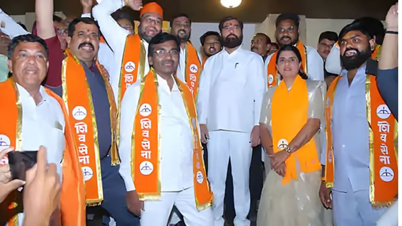 Latur Municipal Election 2026: लातूरमध्ये प्रोटोकॉल डावलून अपक्षांचा मुंबईत; पक्षप्रवेश शिंदे गटात अंतर्गत संघर्ष उफाळला