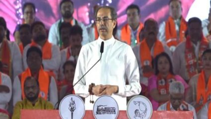 ‘आम्ही तुम्हाला एक लाख रुपये देतो, फक्त असे भाषण दाखवा’;   Uddhav Thackerayचे फडणवीसांना खुले आव्हान