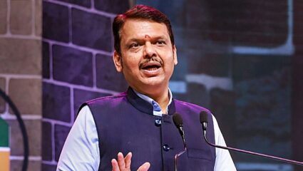 Devendra Fadnavis News: उद्धव ठाकरेंकडून माझे १ लाख रुपये घेऊन या….: ठाकरेंच्या आव्हानाला फडणवीसांचा पलटवार