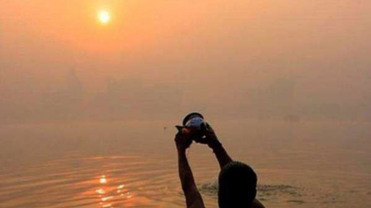 Makar Sankranti: मकरसंक्रांतीला सूर्याला पाणी का अर्पण केले जाते? काय आहेत त्याचे फायदे जाणून घ्या