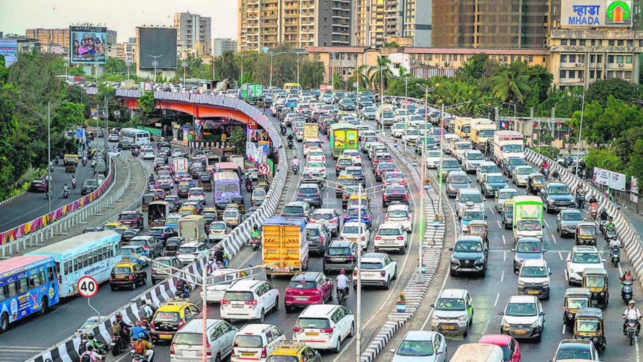 Mumbai Traffic : मुंबईतून प्रवास करण्यासाठी महत्त्वाची सूचना, ‘या’ मार्गावर मोठ्या प्रमाणात वाहतूक निर्बंध, काय आहेत पर्यायी मार्ग