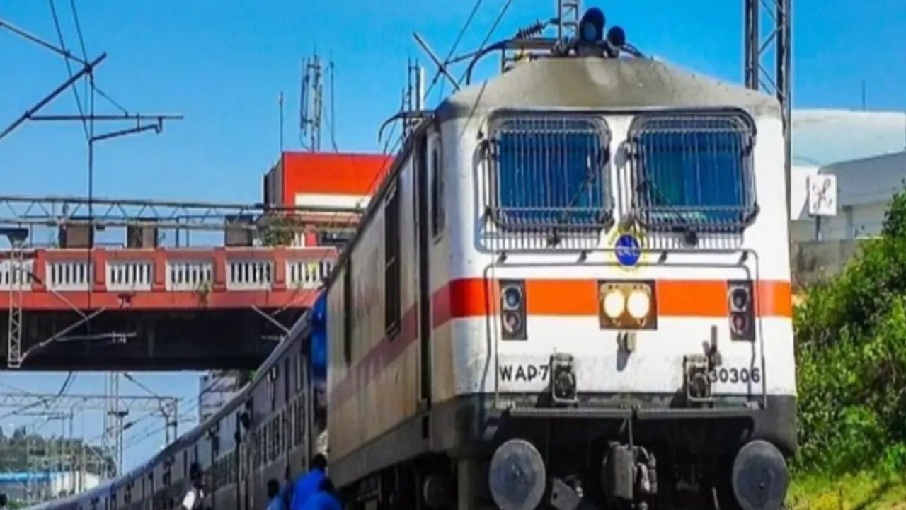 Railway News : सुरक्षा दलाची उल्लेखनीय कामगिरी; २५.६५ लाखांचा हरवलेला माल प्रवाशांना परत