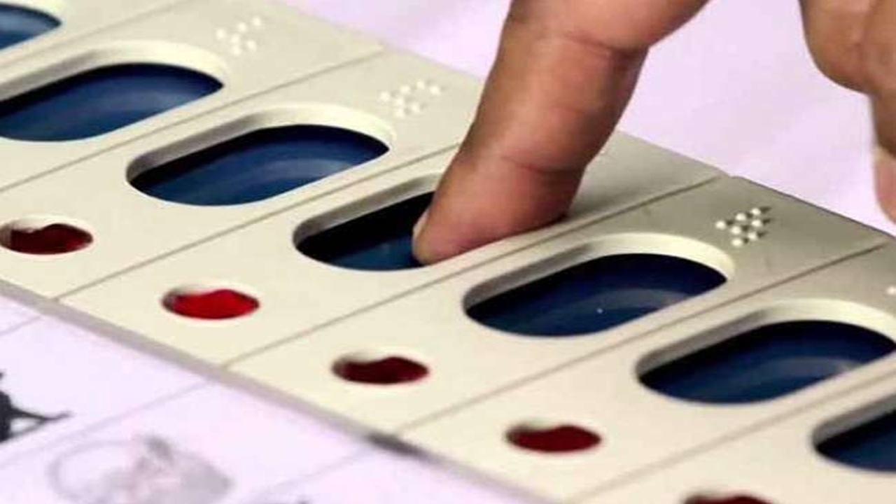 Nashik Election 2026 : केलं एक घडलं भलतंच! EVM वर बटण दाबलं धनुष्याचं, लाईट पेटला कमळाचा; नाशिकमध्ये राजकीय वर्तुळात खळबळ