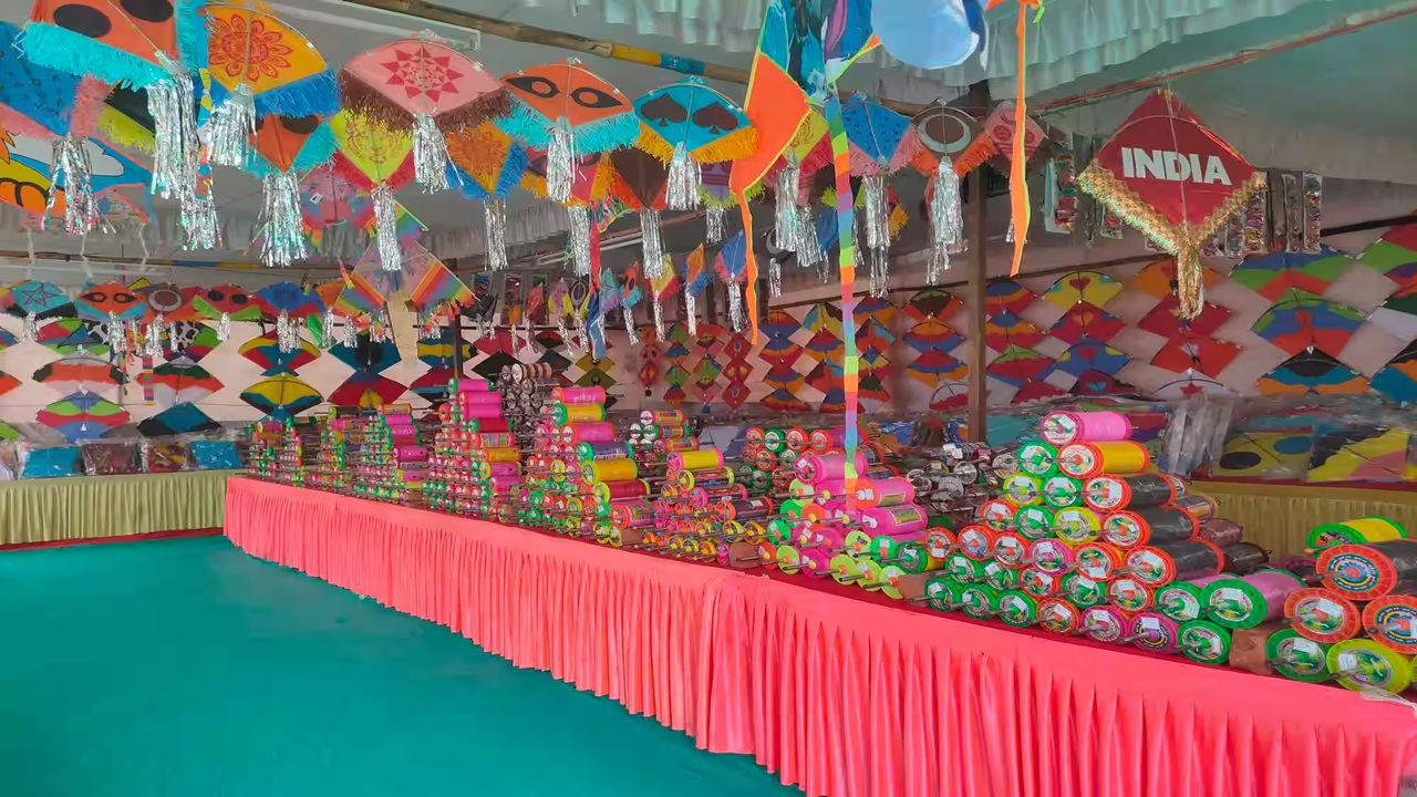 Nashik News: पतंगावरही ‘जिल्हा कायद्याचा बालेकिल्ला’, १२० ते १ हजार रुपयापर्यंत किंमत; गुजरातचे आकर्षक पतंग विक्रीस दाखल