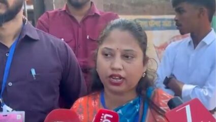 Virar: मोबाईल चिट्ठ्या घेऊन उमेदवाराचा मतदान केंद्रात प्रवेश, अपक्ष उमेदवाराने घेतला आक्षेप