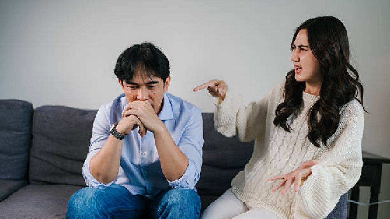 बायको आहे की हडळ? कौटुंबिक वादातून उचलले टोकाचे पाऊल, उकळता चहा पतीच्या चेहऱ्यावर आणि…