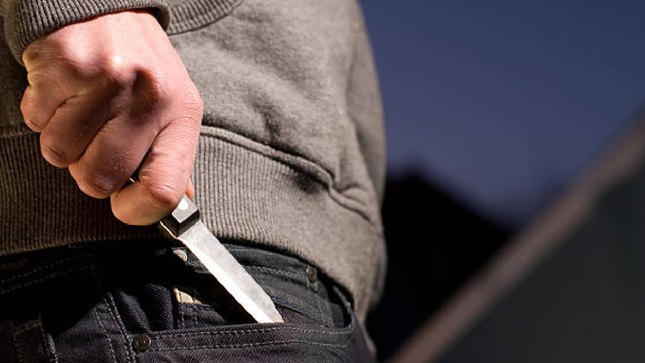 परमेश्वरा हाच का रे माझा गुन्हा! पदपथावर झोपलेल्या व्यक्तीवर जीवघेणा…; नेमका विषय काय?