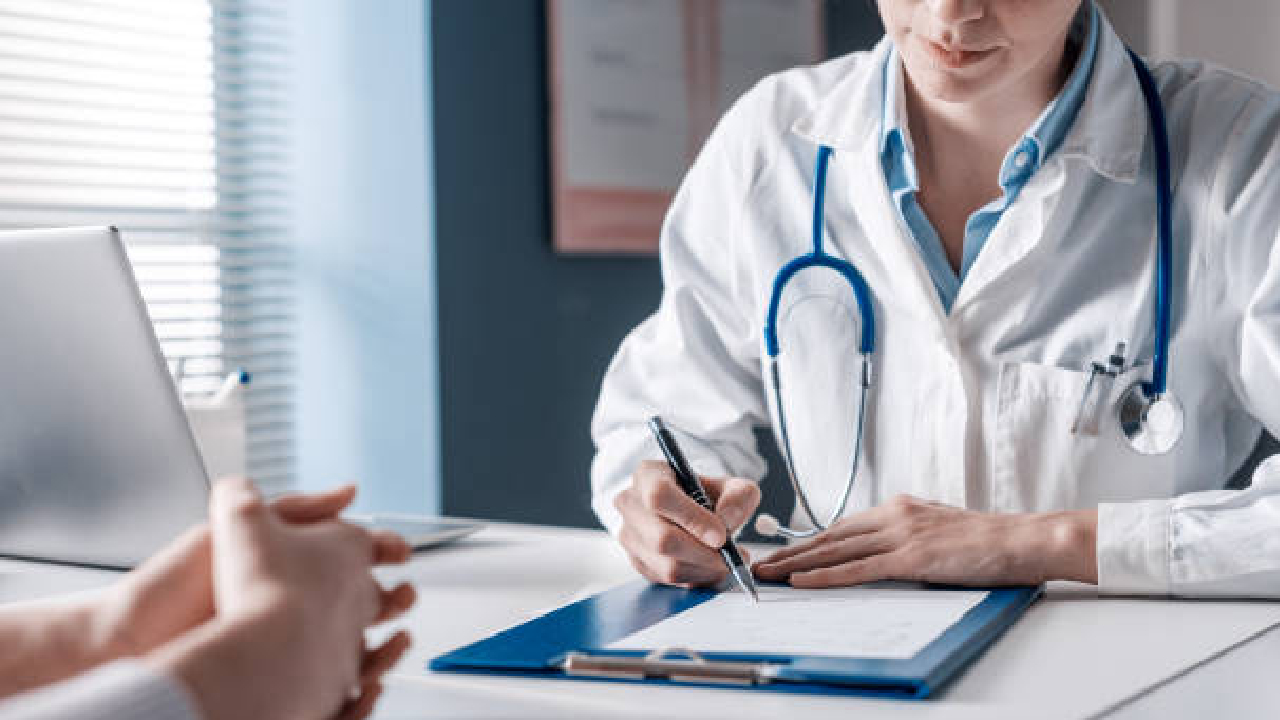 ‘या’ सरकारच्या राज्यात नोकरीला नाही कमतरता; तब्बल 1200 रिक्त जागा, सरकारी Medical College मध्ये संधी