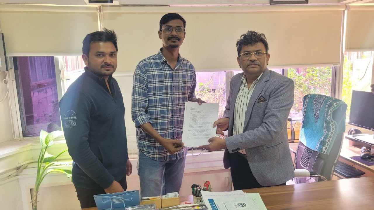 “… अशा शिक्षणाचा उपयोग काय?” विद्यार्थ्यांनी परत केल्या B.Com च्या पदव्या; शासकीय नोकरीवरून पेटले वातावरण