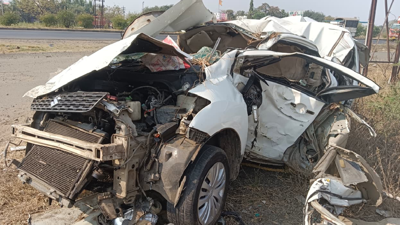Accident News: पुणे-सोलापूर हायवेवर ड्रायव्हरचा ताबा सुटला अन् थेट…; 5 मृतदेह गाडीतच अडकले