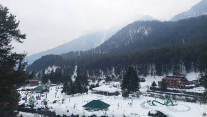 हवामानात प्रचंड बदल अन् जोरदार बर्फवृष्टी; Vaishno Devi संस्थांनचा मोठा निर्णय; यात्रा स्थगित अन्…