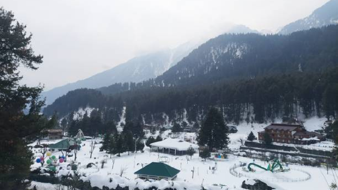 हवामानात प्रचंड बदल अन् जोरदार बर्फवृष्टी; Vaishno Devi संस्थांनचा मोठा निर्णय; यात्रा स्थगित अन्…