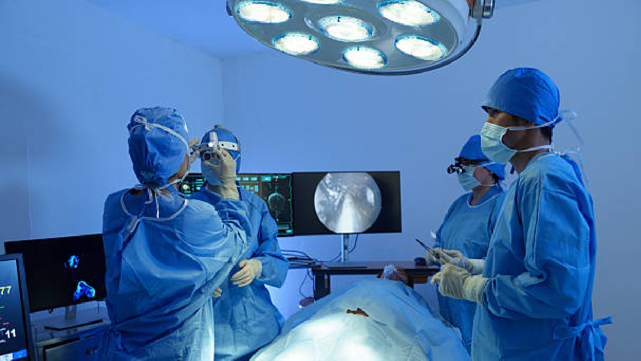 Health News: जसलोक हॉस्पिटलमध्ये अति-लठ्ठ महिलेवर यशस्वी सर्जरी; पहिल्यांदाच एंडोस्कोपिक स्पाइन…