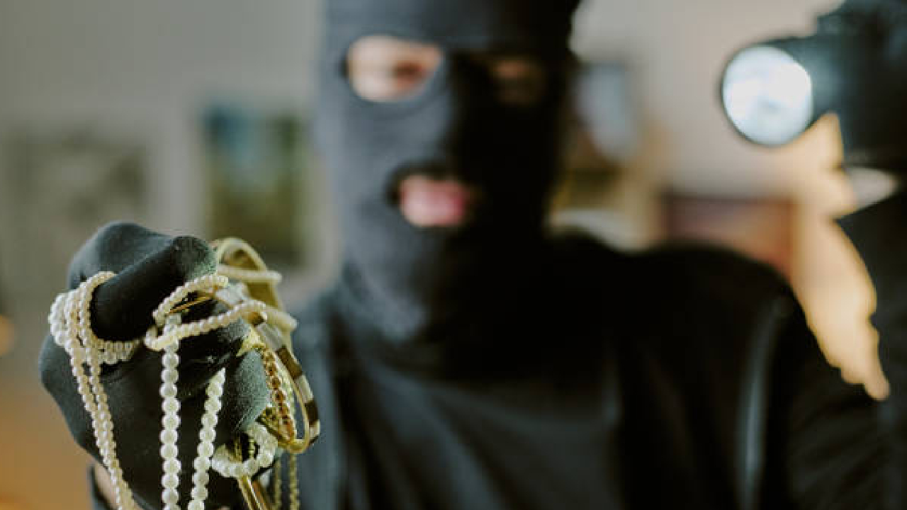 Crime News: चोरट्यांचा धुमाकूळ; सोन्याची बोरमाळ लंपास; दार तोडून थेट…