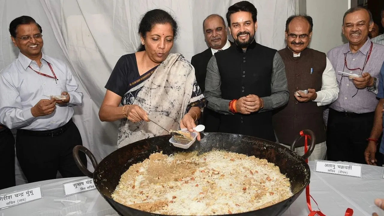 बजेट सादर करण्याआधी हलवा सेरेमनी होतो. अर्थमंत्री स्वतः सर्व सहकाऱ्यांना हलवा खाण्यासाठी देतात. याचा संबंध भारतीय संस्कृतीशी जोडलेला आहे. 