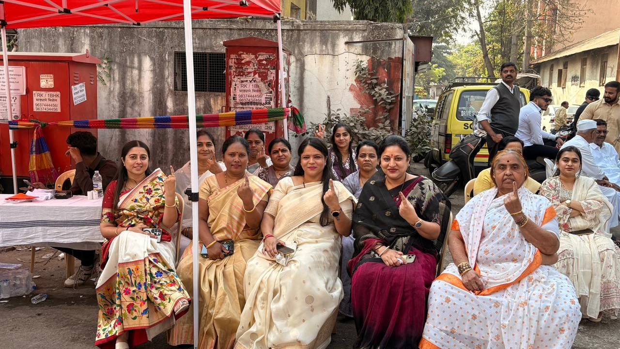 PMC Election 2026: ‘लोकशाही’च्या बळकटीसाठी पुणेकरांची मतदान केंद्रावर गर्दी; पण पार्किंगपाशी अडलं घोडं…